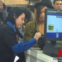 Demi Lovato buys her new cd at midnight | Picture 83104